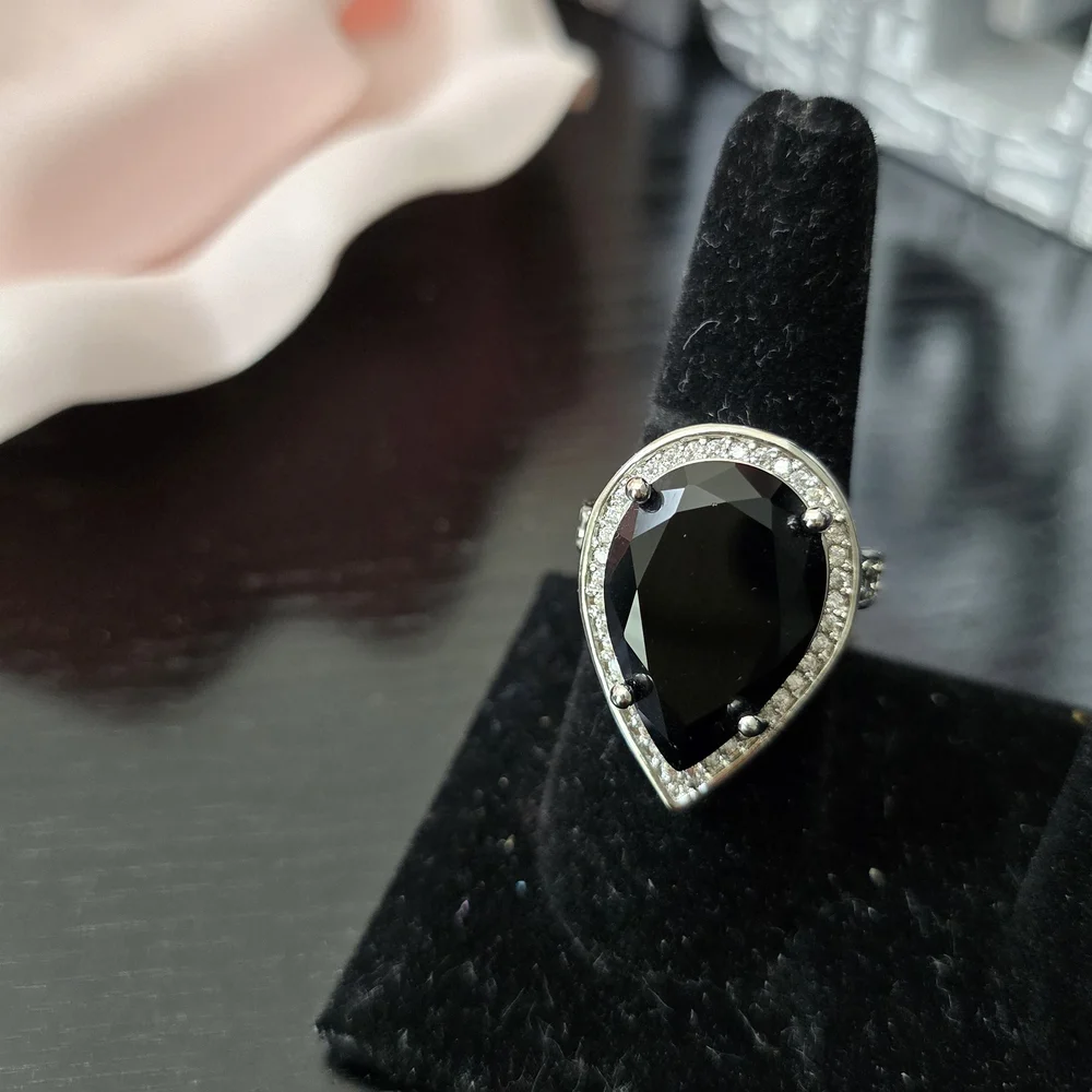 Elegant Black and Silver Teardrop Ring - Picture 1 of 3